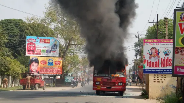 মুজাফফরনগরে বিক্ষোভের আগুনে পুড়ছে বাস