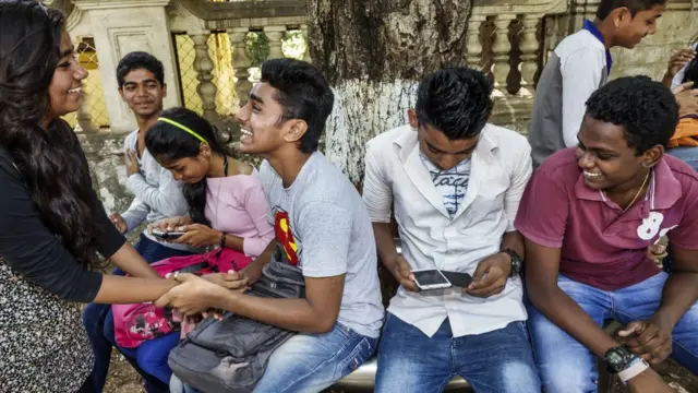 કોલેજના વિદ્યાર્થીઓનું ગ્રુપ