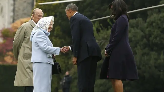 Umwamikazi Elizabeth II n'umugabo we basuhuzanya na Obama n'umugore we