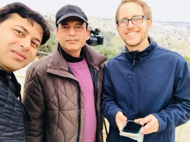 इसराइल यात्रा के दौरान बीबीसी पत्रकार ज़ुबैर अहमद (बीच में), दीपक (बाएं) और साथ में उनके यहूदी मेजबान