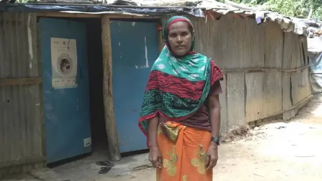 अपने घर के सामने खड़ी अनवारा बेगम