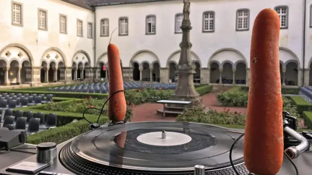 أول أوركسترا في العالم بآلات مصنوعة من الخضروات!