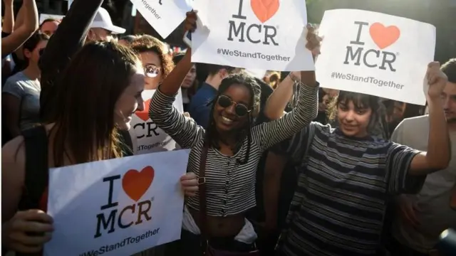 "Yo amo MCR (Manchester). Estamos juntos", rezan los carteles.