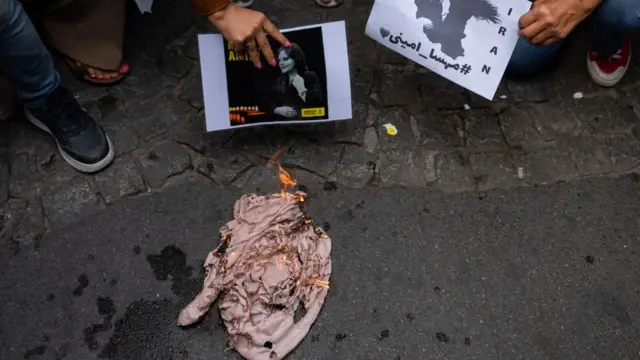 Горящий платок на демонстрации в Стамбуле