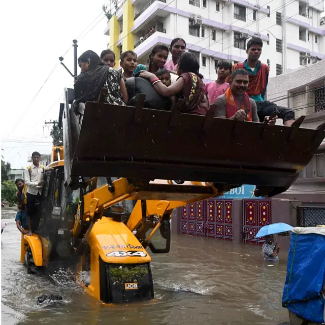 बाढ़ से प्रभावित हुए लोगों का बचावकार्य