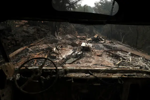 ۱۷ آذر. نمایی از درون یک خودروی سوخته