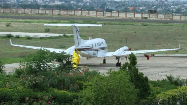 कृत्रिम पावसाच्या प्रयोगासाठी आलेले विमान