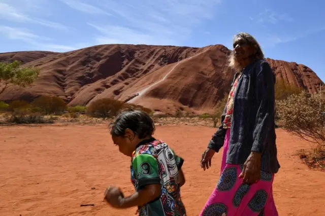 Aborígenes locaisbolaopixbetfrente a Uluru