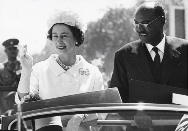 Ọbabìnrin Elizabeth àti Ààrẹ Sudan El Tigani El-Mahi ti Sudan nínú ọkọ̀ lọ́dún 1965