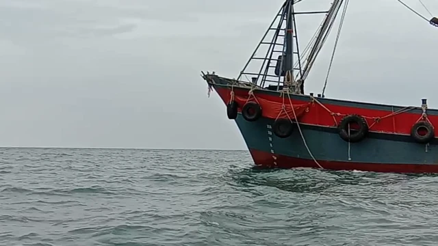 ကမ်းနီးမှာ ဝင်ရောက်ခိုးဖမ်းတဲ့ ကမ်းဝေးလှေတွေဟာ လှေနံပါတ်ပြားတွေကိုဖုံးကွယ်ထား