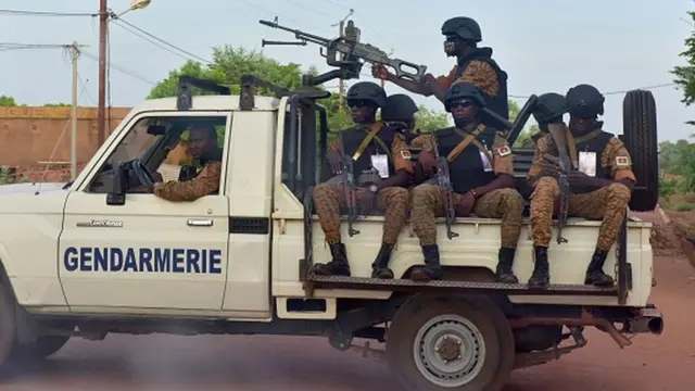 Dix-huit assaillants et un gendarme tués au Burkina