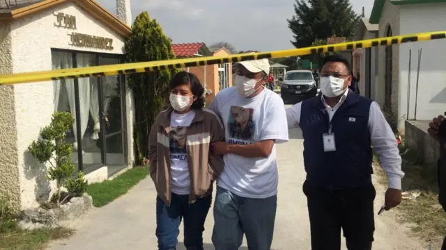 Los padres de Ximena tras identificar su cuerpo en la fosa común.