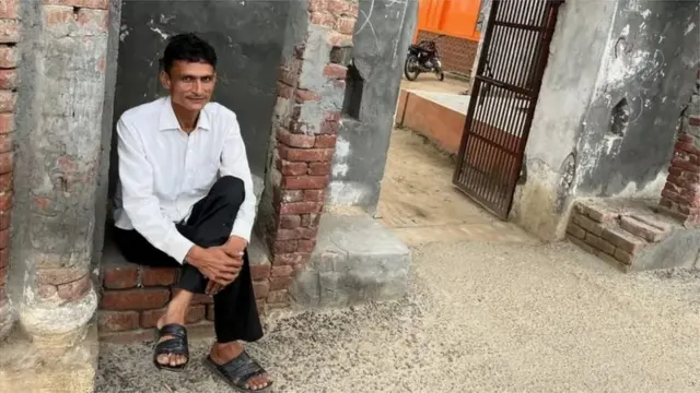 ਪਿੰਡ ਦੇ ਸ਼ਿਵ ਮੰਦਰ ਦੇ ਬਾਹਰ ਬੈਠੇ ਦਿਲੇਰ ਸਿੰਘ