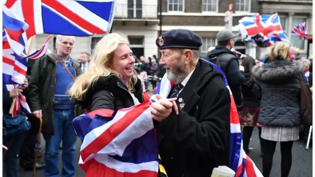 парламентская плозадь, мужчина и женщина танцуют