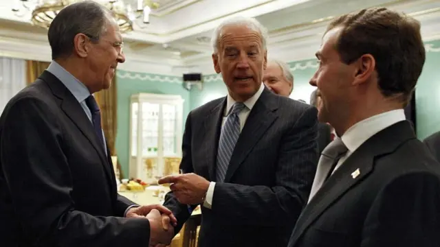 В марте 2011 года Байден приезжал с визитом в Россию. На фото: Байден с президентом Дмитрием Медведевым и главой МИД Сергеем Лавровым