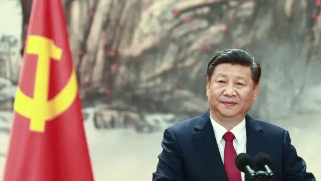 XI Jinping no palanque, com bandeira atrás