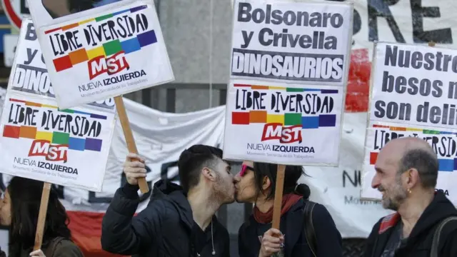 beso gay comic crivella