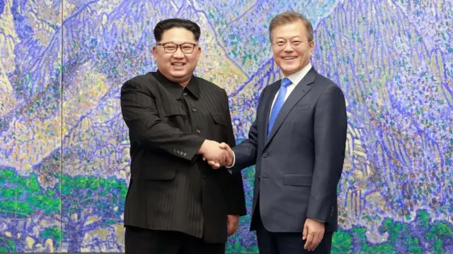 التقى الرئيس الكوري الجنوبي ونظيره الشمالي وتعهدا بإنهاء الأعمال العدائية بين البلدين