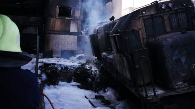 آثار الحريق الذي اندلع في قطار بمحطة السكك الحديدية الرئيسية في القاهرة