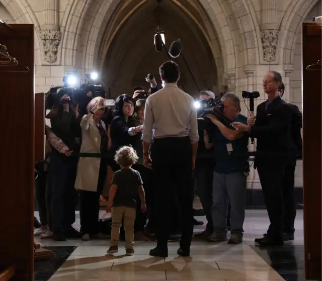 Trudeau e o filho falam com jornalistas