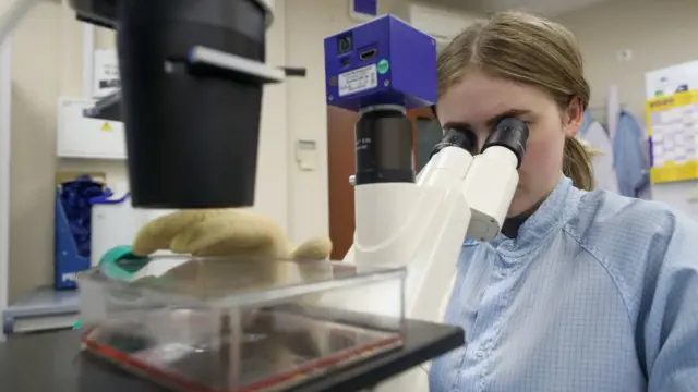 Ученая с микроскопом