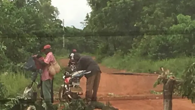 Pipo dey carri dia bags run comot from di community