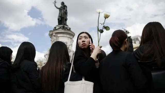 巴黎共和国广场悼念刘少尧集会现场的一名年轻华裔女子（2/4/2017）