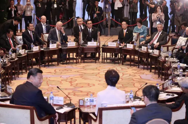 11月10日,APEC领袖代表宋楚瑜(后中右橘色领带者)在越南出席"与东协领袖非正式对话",与中国国家主席习近平(前左)相对而坐。