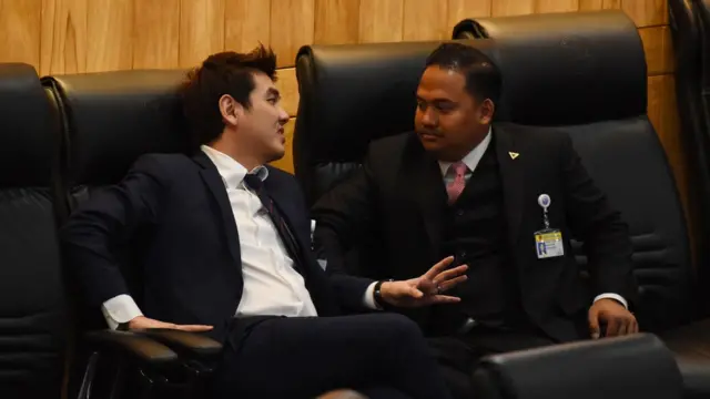 ปิยบุตรคุยกับสมาชิกพรรคอนาคตใหม่