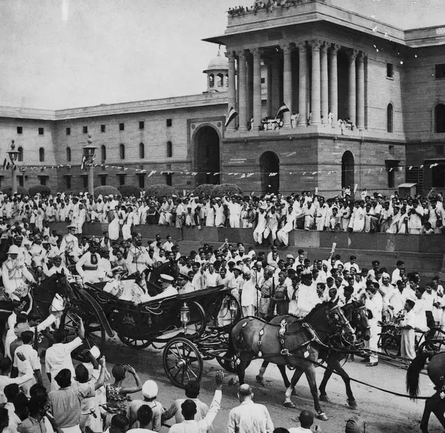 విజయ్ చౌక్ వద్ద గుర్రపు బగ్గీలో లార్డ్ మౌంట్‌బాటెన్