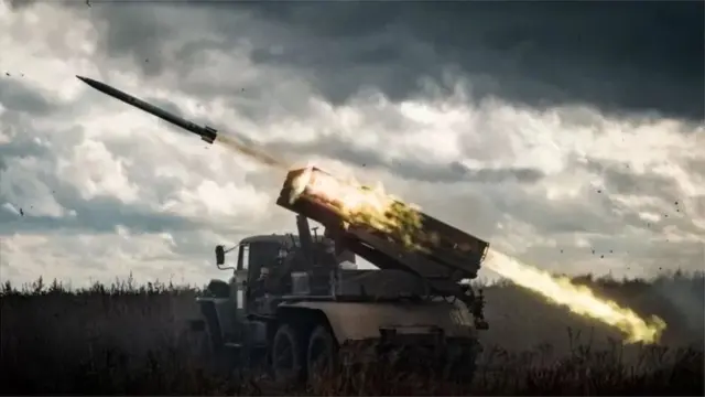 Yashirin kamerada erning uxlayotgani va xotinning aldayotgani aks etgan Yashirin kamerada erning uxlayotgani va xotinning aldayotgani aks etgan