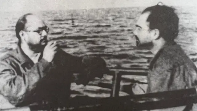 नेताजी (दाएं) आबिद हसन (बाएं) के साथ पनडुब्बी यात्रा के दौरान