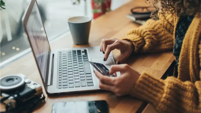 Mujer hace compras en internet.