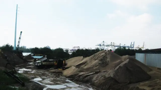 Nhưng còn không ít hộ dân tiếp tục khiếu nại, và yêu cầu chính quyền cung cấp tấm bản đố 1996 để xác định ranh.