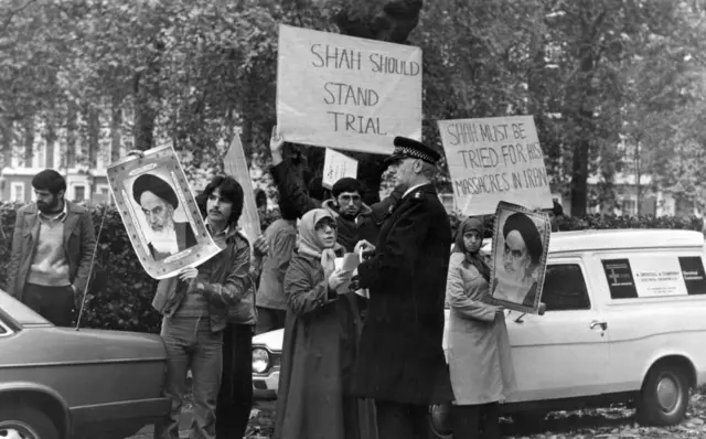 Лондон: пикет с требованием экстрадировать шаха обратно в Иран