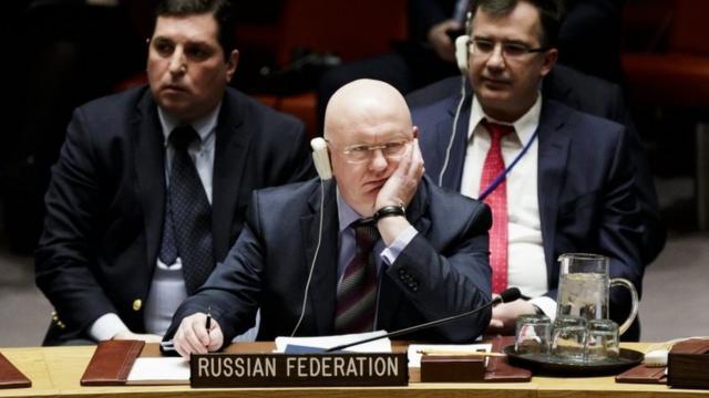 俄罗斯驻联合国大使瓦西里·涅边齐亚否认毒杀事件同莫斯科有关，并且要求英国出示支持其指称的"实物证据"。