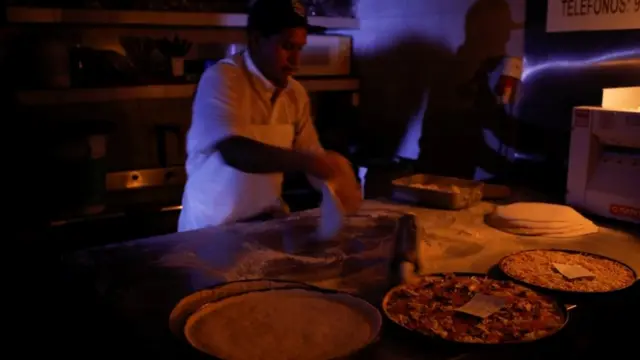 Pizzero en Caracas a oscuras.