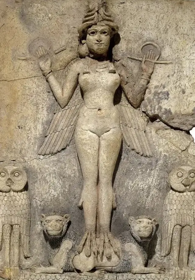 બ્રિટિશ મ્યુઝિયમ ખાતે નવા શો ફેમિનાઈન પાવરમાં ઇરાકની પેઇન્ટેડ ક્લે રિલિફ ક્વીન ઑફ ધ નાઈટ (લગભગ 1750 બીસીઈ) પ્રદર્શિત કરવામાં આવી છે