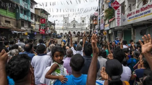 Imbaga y'abantu yateraniye hanze y'urusengero rwitiriwe Mutagatifu Antoni mu murwa mukuru Colombo, barasenga