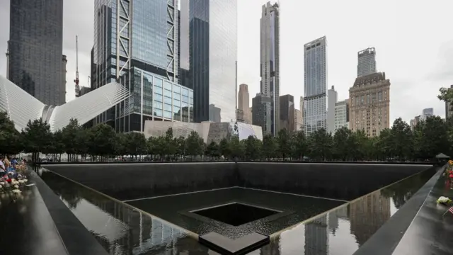 নিউ ইয়র্কে ধ্বংস হওয়া বিশ্ববাণিজ্য কেন্দ্রের স্থানটিতে ৯/১১ মেমোরিয়াল