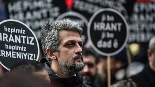 حضور گارو پایلان در تجمعی که به یاد هرانت دینک در برابر دفتر هفته‌نامه آگوس برگزار شد