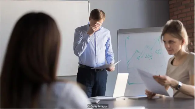 भरी महफ़िल में बोलने से डरते हैं, यह है आपके शर्मीलेपन का इलाज