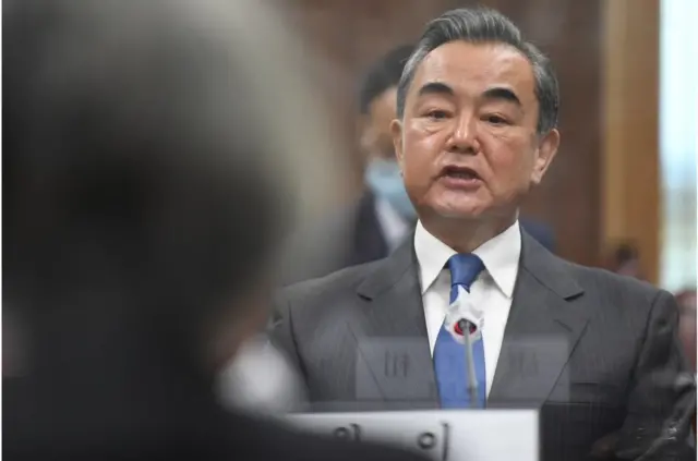 王毅在当天会见韩国记者时表示,相信“一旦条件成熟便可促成(习近平)访问”。