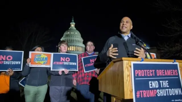 Protestas contra las políticas migratorias de Trump frente al Capitolio mientras el Senado vota el acuerdo presupuestario.