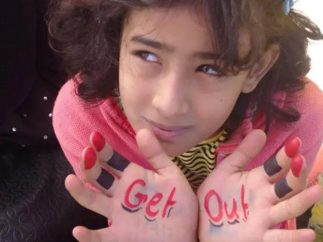 انضمت أنفال إلى والدتها إشراق في الاحتجاجات.