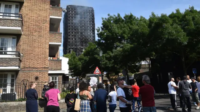 Personas miran el edificio quemado