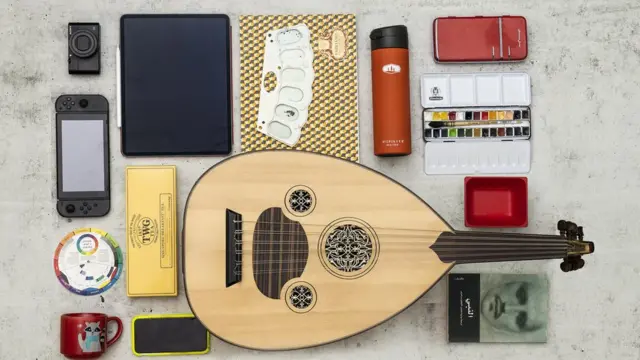 • این عودها و آب‌رنگ چیزهایی بود که به محمد چهیمی، لبنانی ساکن کویت، کمک کردند تا خیلی به همه‌گیری فکر نکند. او در چند هفته نخست خانه‌نشینی کتاب "پیامبر"، اثر خلیل جبران، را سه بار خواند