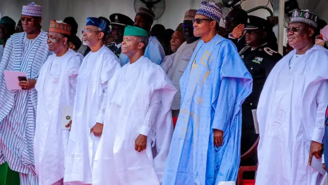 Shugaba Muhammadu Buhari tare da shugabannin majalisun tarayyar Najeriya yayin bikin 'yancin mulkin kai na shekara 59