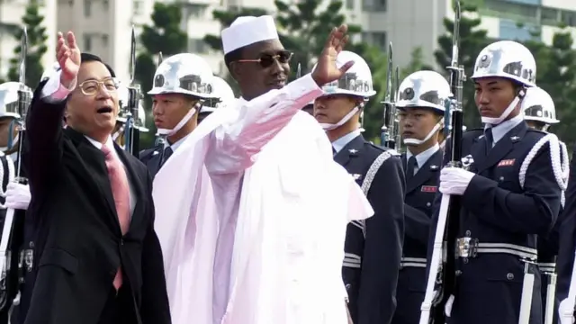 陳水扁（左）與代比（中）在台北檢閲國軍儀仗隊（23/1/2005）