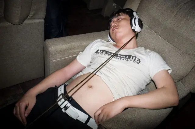 Мальчик в наушниках